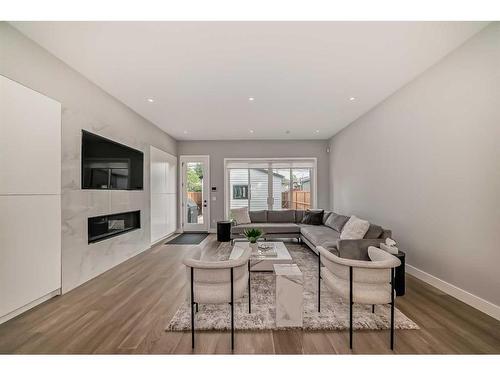 3535 7 Avenue Sw, Calgary, AB - Indoor Photo Showing Living Room With Fireplace