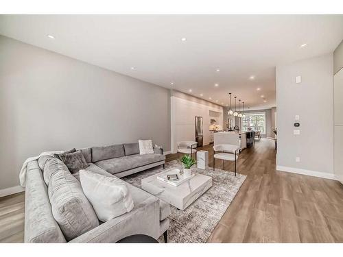 3535 7 Avenue Sw, Calgary, AB - Indoor Photo Showing Living Room