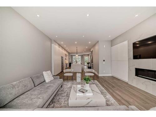 3535 7 Avenue Sw, Calgary, AB - Indoor Photo Showing Living Room