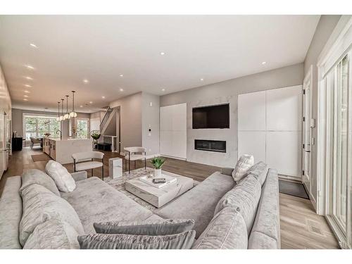 3535 7 Avenue Sw, Calgary, AB - Indoor Photo Showing Living Room With Fireplace