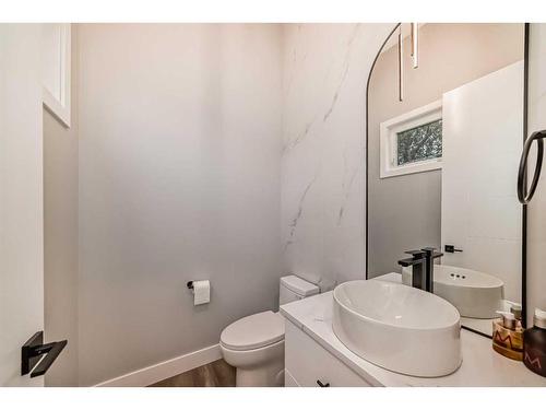 3535 7 Avenue Sw, Calgary, AB - Indoor Photo Showing Bathroom