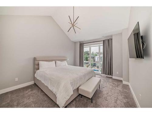 3535 7 Avenue Sw, Calgary, AB - Indoor Photo Showing Bedroom