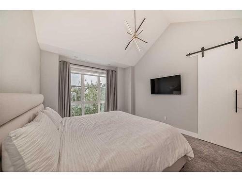 3535 7 Avenue Sw, Calgary, AB - Indoor Photo Showing Bedroom