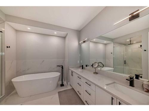 3535 7 Avenue Sw, Calgary, AB - Indoor Photo Showing Bathroom