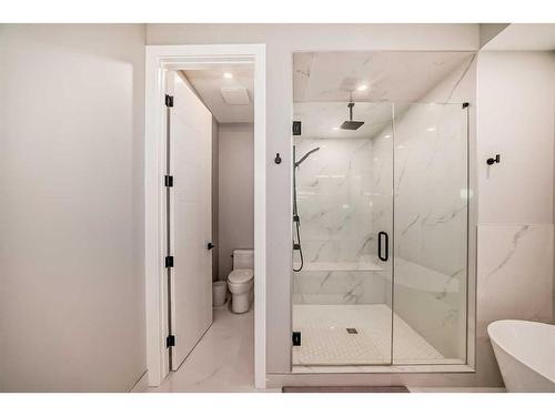 3535 7 Avenue Sw, Calgary, AB - Indoor Photo Showing Bathroom