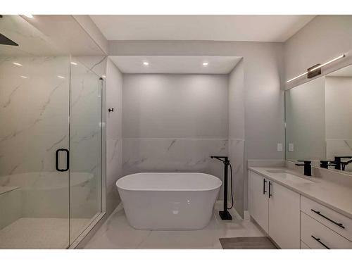 3535 7 Avenue Sw, Calgary, AB - Indoor Photo Showing Bathroom