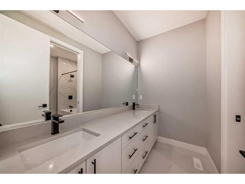 3535 7 Avenue Sw, Calgary, AB - Indoor Photo Showing Bathroom