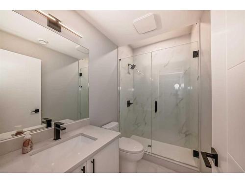 3535 7 Avenue Sw, Calgary, AB - Indoor Photo Showing Bathroom