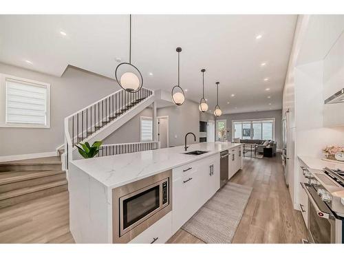 3535 7 Avenue Sw, Calgary, AB - Indoor Photo Showing Kitchen With Upgraded Kitchen