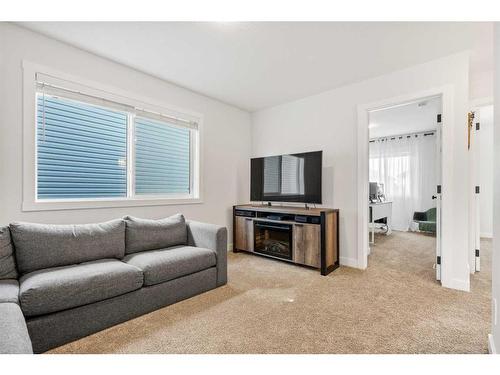 31 Legacy Glen Rise Se, Calgary, AB - Indoor Photo Showing Living Room