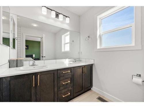 31 Legacy Glen Rise Se, Calgary, AB - Indoor Photo Showing Bathroom