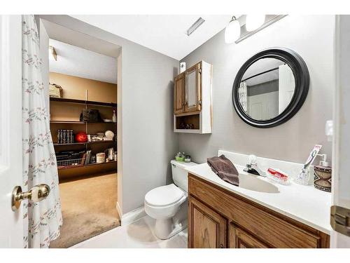 701 9 Street Se, High River, AB - Indoor Photo Showing Bathroom