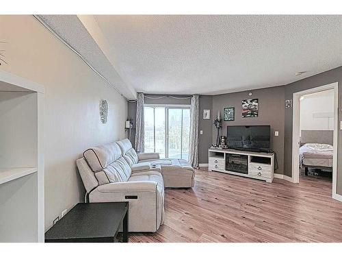 306-3000 Citadel Meadow Point Nw, Calgary, AB - Indoor Photo Showing Living Room