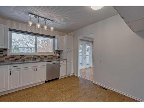 106 Huntham Place Ne, Calgary, AB - Indoor Photo Showing Kitchen