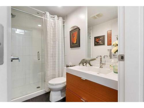 231-222 Riverfront Avenue Sw, Calgary, AB - Indoor Photo Showing Bathroom