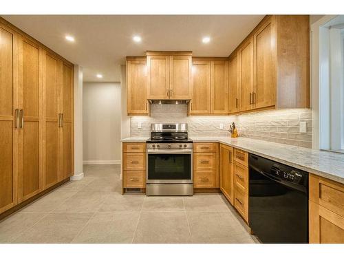 4028 Vardell Road Nw, Calgary, AB - Indoor Photo Showing Kitchen