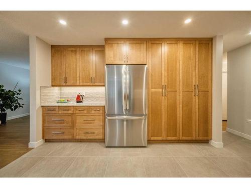 4028 Vardell Road Nw, Calgary, AB - Indoor Photo Showing Kitchen