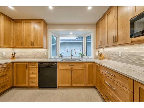 4028 Vardell Road Nw, Calgary, AB - Indoor Photo Showing Kitchen