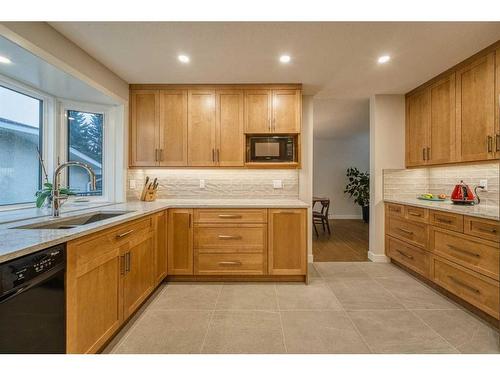 4028 Vardell Road Nw, Calgary, AB - Indoor Photo Showing Kitchen