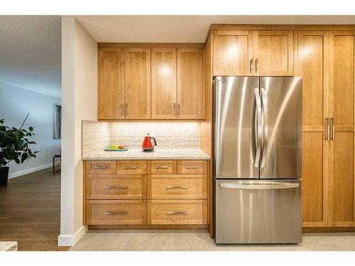 4028 Vardell Road Nw, Calgary, AB - Indoor Photo Showing Kitchen