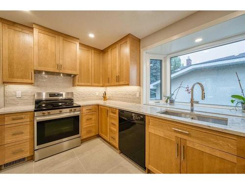 4028 Vardell Road Nw, Calgary, AB - Indoor Photo Showing Kitchen