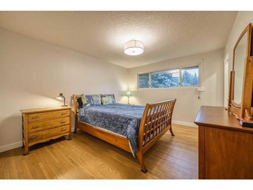 4028 Vardell Road Nw, Calgary, AB - Indoor Photo Showing Bedroom