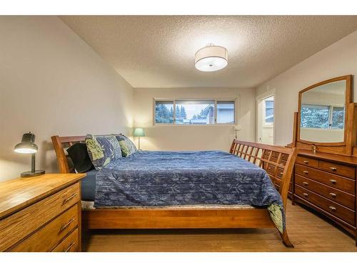 4028 Vardell Road Nw, Calgary, AB - Indoor Photo Showing Bedroom