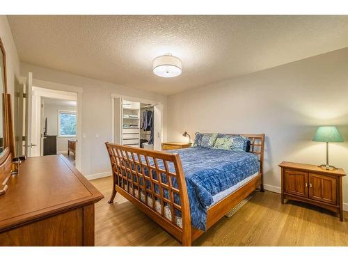 4028 Vardell Road Nw, Calgary, AB - Indoor Photo Showing Bedroom