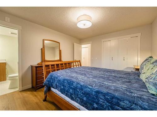 4028 Vardell Road Nw, Calgary, AB - Indoor Photo Showing Bedroom