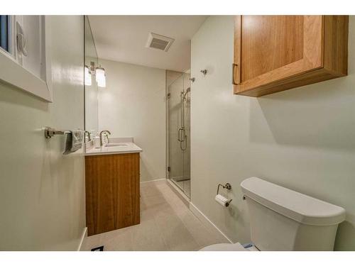 4028 Vardell Road Nw, Calgary, AB - Indoor Photo Showing Bathroom