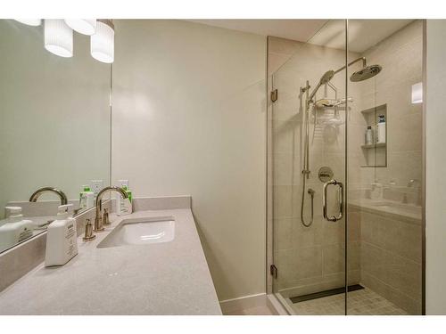 4028 Vardell Road Nw, Calgary, AB - Indoor Photo Showing Bathroom