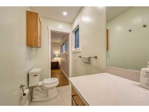 4028 Vardell Road Nw, Calgary, AB - Indoor Photo Showing Bathroom