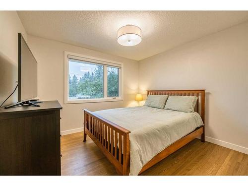 4028 Vardell Road Nw, Calgary, AB - Indoor Photo Showing Bedroom