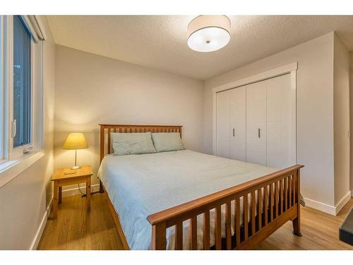 4028 Vardell Road Nw, Calgary, AB - Indoor Photo Showing Bedroom