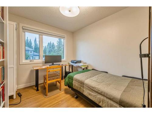 4028 Vardell Road Nw, Calgary, AB - Indoor Photo Showing Bedroom