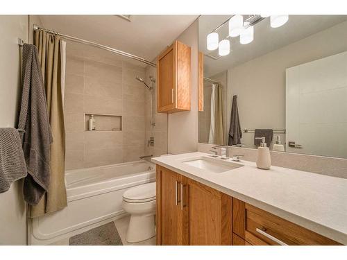 4028 Vardell Road Nw, Calgary, AB - Indoor Photo Showing Bathroom