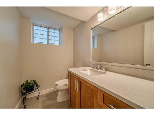 4028 Vardell Road Nw, Calgary, AB - Indoor Photo Showing Bathroom