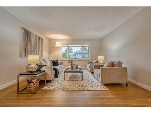 4028 Vardell Road Nw, Calgary, AB - Indoor Photo Showing Living Room