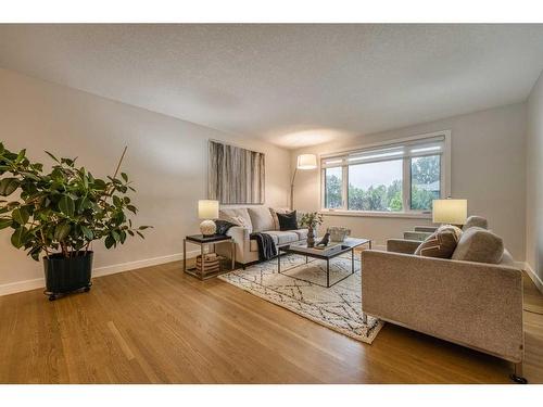 4028 Vardell Road Nw, Calgary, AB - Indoor Photo Showing Living Room