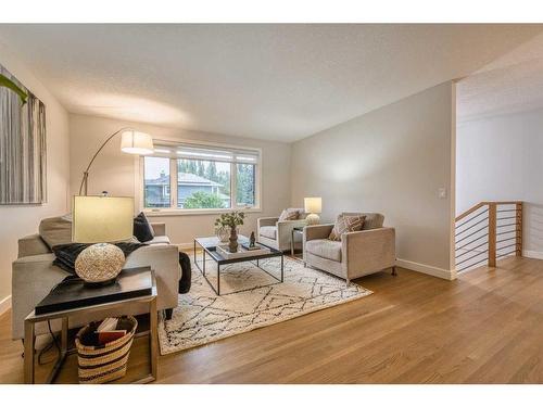 4028 Vardell Road Nw, Calgary, AB - Indoor Photo Showing Living Room