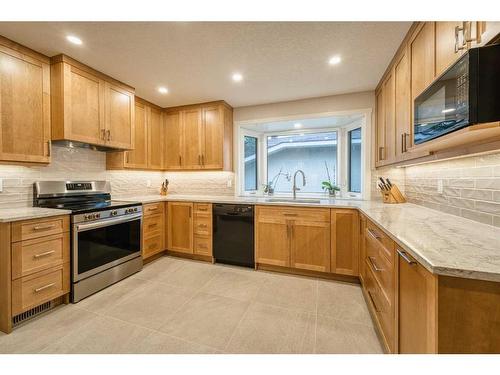 4028 Vardell Road Nw, Calgary, AB - Indoor Photo Showing Kitchen