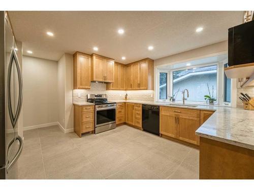 4028 Vardell Road Nw, Calgary, AB - Indoor Photo Showing Kitchen