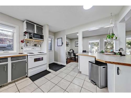 415 Midridge Drive Se, Calgary, AB - Indoor Photo Showing Kitchen