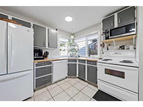 415 Midridge Drive Se, Calgary, AB - Indoor Photo Showing Kitchen