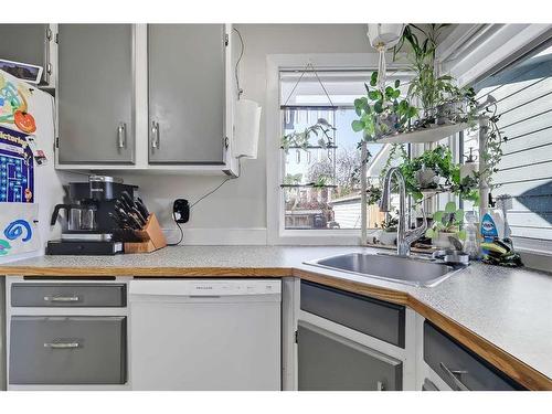 415 Midridge Drive Se, Calgary, AB - Indoor Photo Showing Kitchen