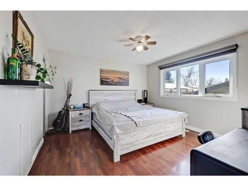 415 Midridge Drive Se, Calgary, AB - Indoor Photo Showing Bedroom