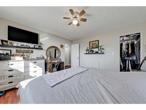 415 Midridge Drive Se, Calgary, AB - Indoor Photo Showing Bedroom