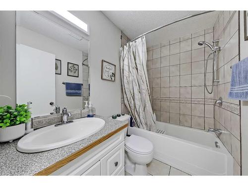 415 Midridge Drive Se, Calgary, AB - Indoor Photo Showing Bathroom