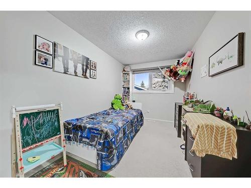 415 Midridge Drive Se, Calgary, AB - Indoor Photo Showing Bedroom