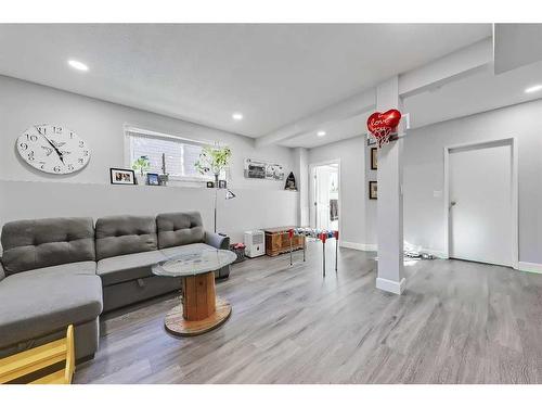 415 Midridge Drive Se, Calgary, AB - Indoor Photo Showing Living Room